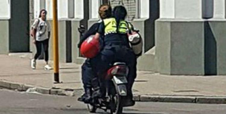 Encuentre todas las infracciones en la foto de estas policías que andan en moto | El Diario 24