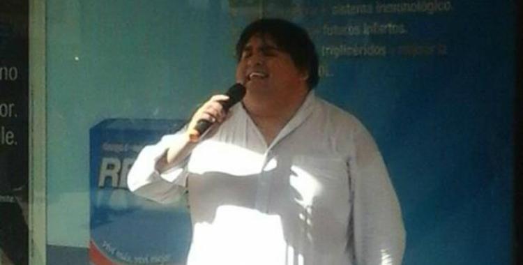 Polémica en la peatonal: un cantante callejero al que ordenaron que se retire, busca un abogado | El Diario 24