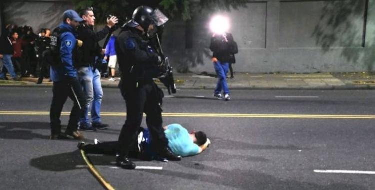 Feroz represión contra manifestantes frente a la Embajada de Venezuela en Buenos Aires | El Diario 24