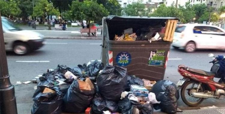 La basura inunda de malos olores las calles de San Miguel de Tucumán | El Diario 24