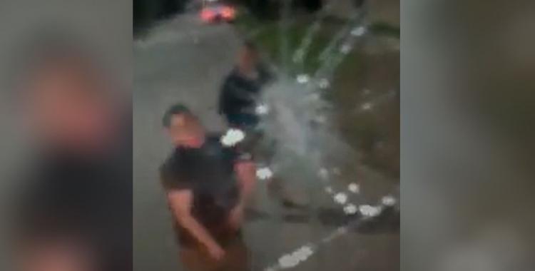 VIDEO: un colectivero rozó un auto y el mecánico le rompió los vidrios con una barreta | El Diario 24