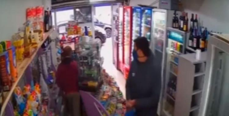 VIDEO Un delincuente le disparó a un kiosquero a quemarropa para robarle en presencia de una niña | El Diario 24