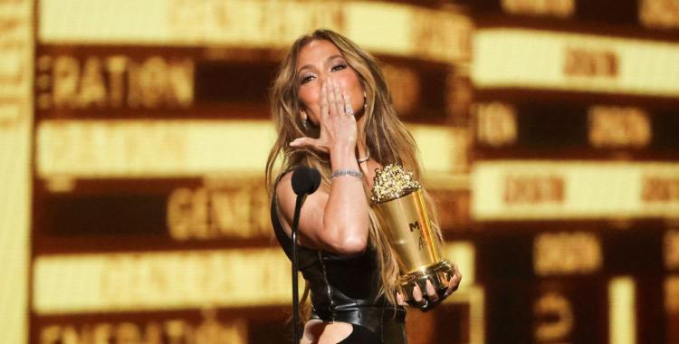 Jennifer Lopez sufrió un accidente con su vestuario en pleno espectáculo | El Diario 24