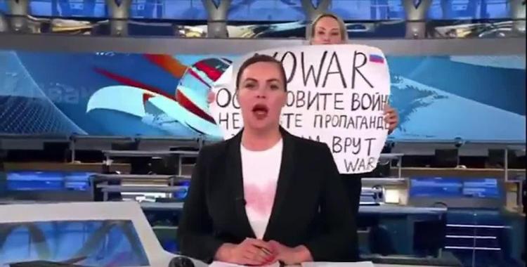 Detuvieron en Rusia a la periodista que mostró una pancarta contra la guerra en TV | El Diario 24