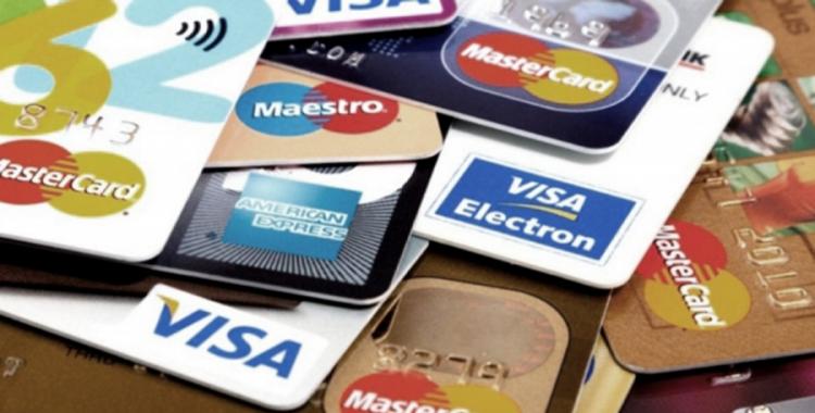 Los consumos con tarjeta superiores a US$ 300 por mes pagarán una percepción de 25% | El Diario 24