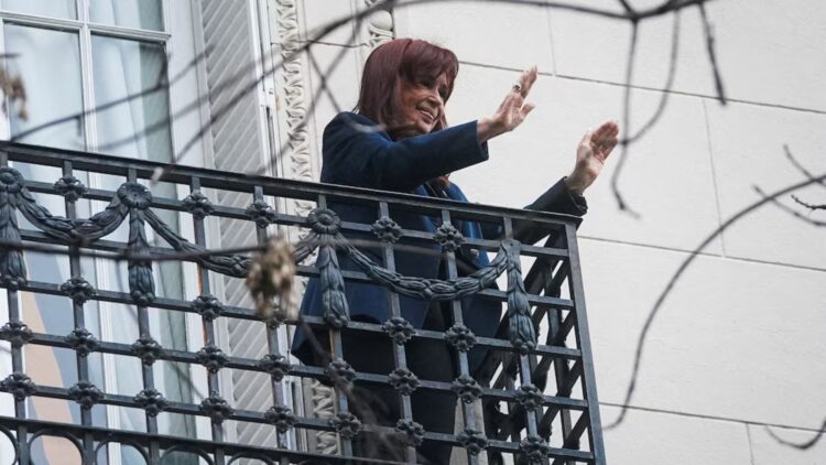 Cristina Kirchner seguirá usando tobillera balcón