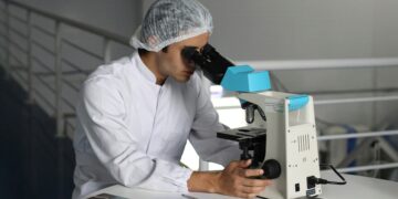 Médico en laboratorio