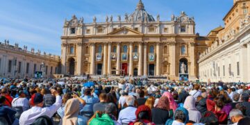León XIV clamó a la Virgen de Guadalupe para que “el mundo no se divida en bandos irreconciliables” 15 papa leon xiv vaticano virgen de guadalupe